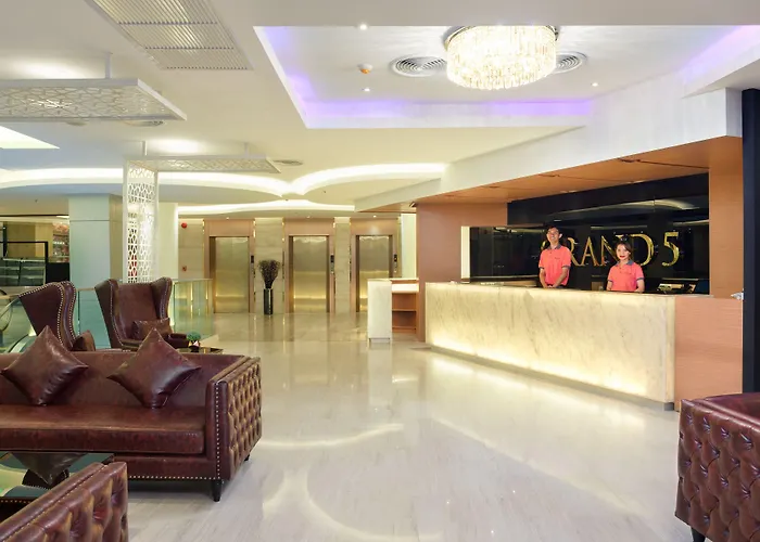 Grand 5 & Plaza Sukhumvit Отель Бангкок